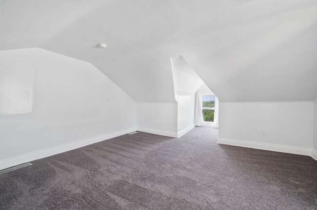 Building Photo - Newly Renovated 2 Bedroom Home With Bonus ...