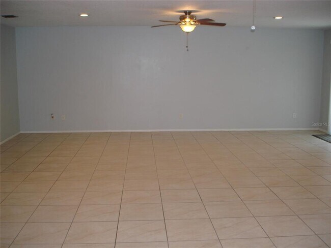 Building Photo - 10761 Lazy Lake Dr