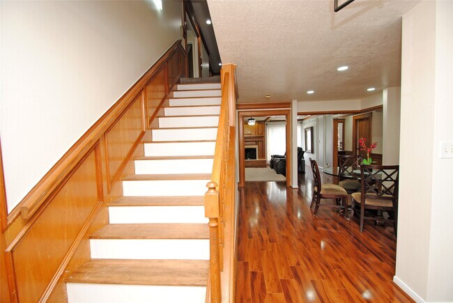 Building Photo - 15007 Pebble Bend Dr