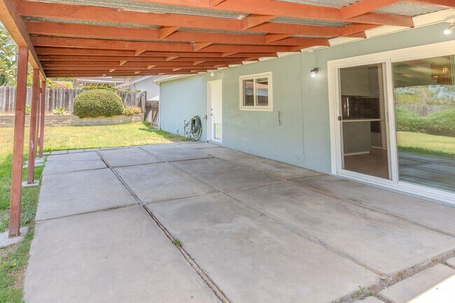 Building Photo - Refreshed Spacious 3 Bed/2 Bath Home in La Mesa!