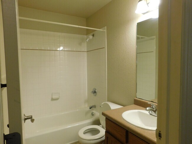 Building Photo - TWO WEEKS FREE RENT!