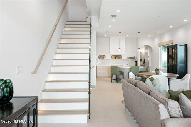 Building Photo - 114 12th Ave S