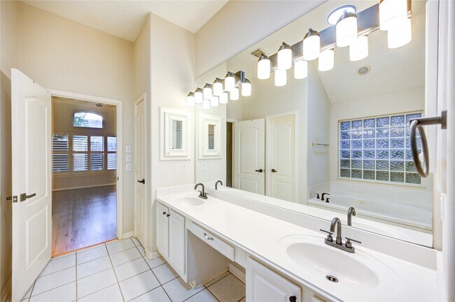 Building Photo - 1231 Parkhaven Ln