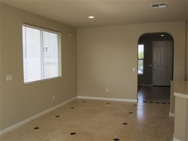 Building Photo - Beautiful Home!  4 bedrooms 2bath.