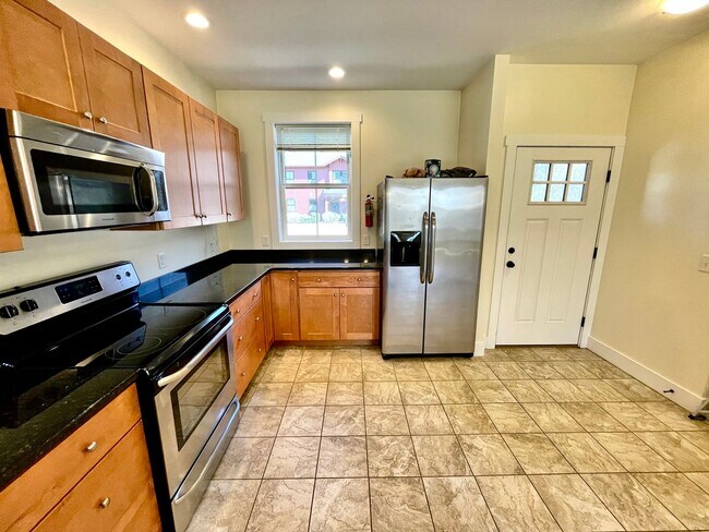 Building Photo - 2 Bedroom Home in Shelburne VT Available 7/1!
