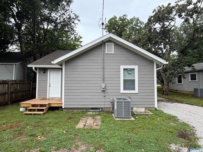 Building Photo - 821 Moulton St E