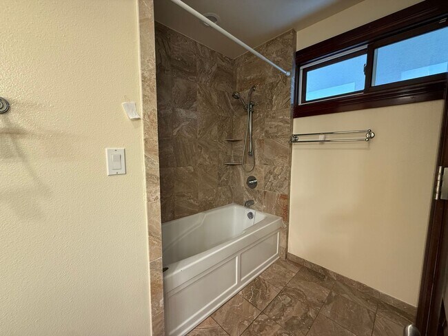 Building Photo - 466 Portlock Rd