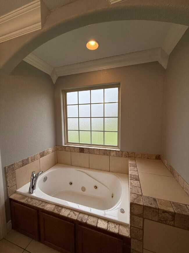 Building Photo - Great Outdoor Living Space / 4BR with 3 Ca...