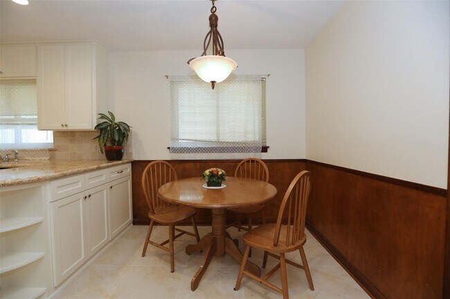 Building Photo - Wonderful mid century one story home, rece...