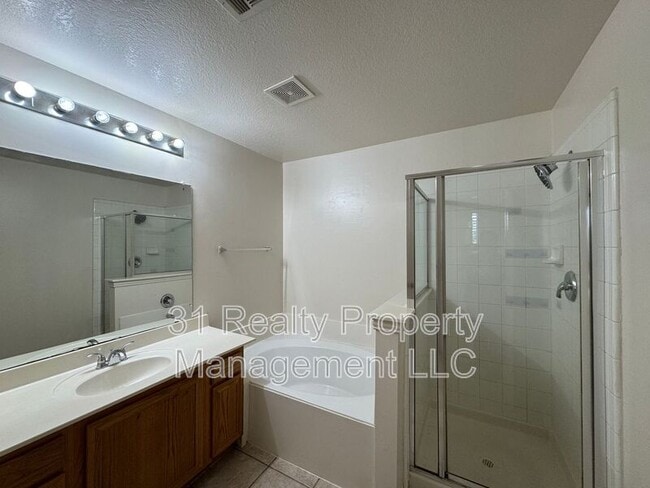 Building Photo - 900 Englewood Ln