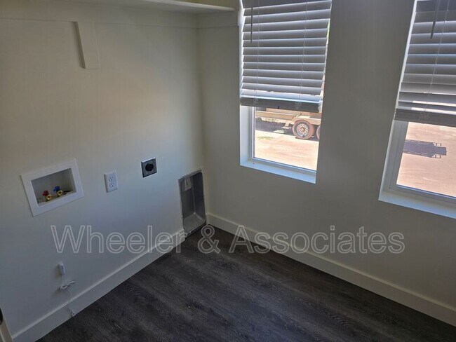 Building Photo - 460 W 1080 S