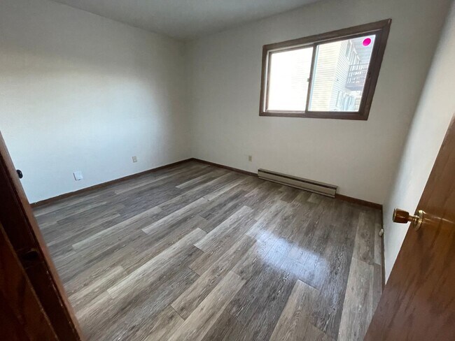 Building Photo - 909 Genrich St