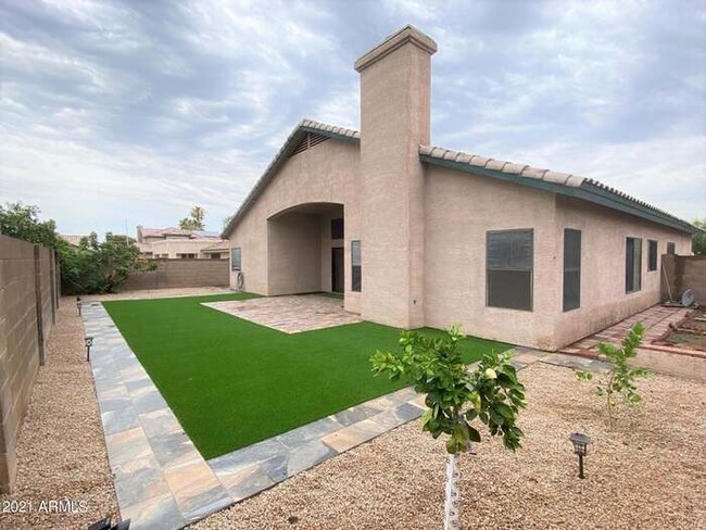 Building Photo - Spacious 5-Bed, 3-Bath Home with Modern Up...