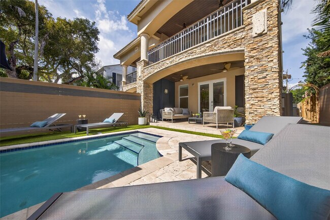 Building Photo - 1215 NE 1st St