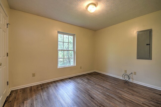 Building Photo - 303 Moorland Dr