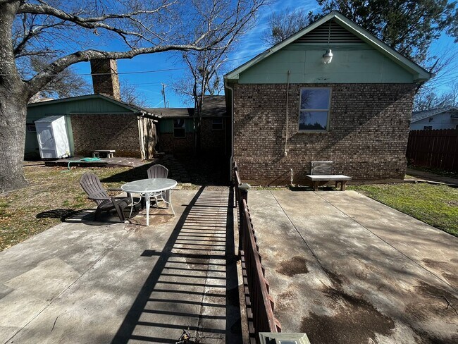 Building Photo - Perfect Rental for Families — Great Location!