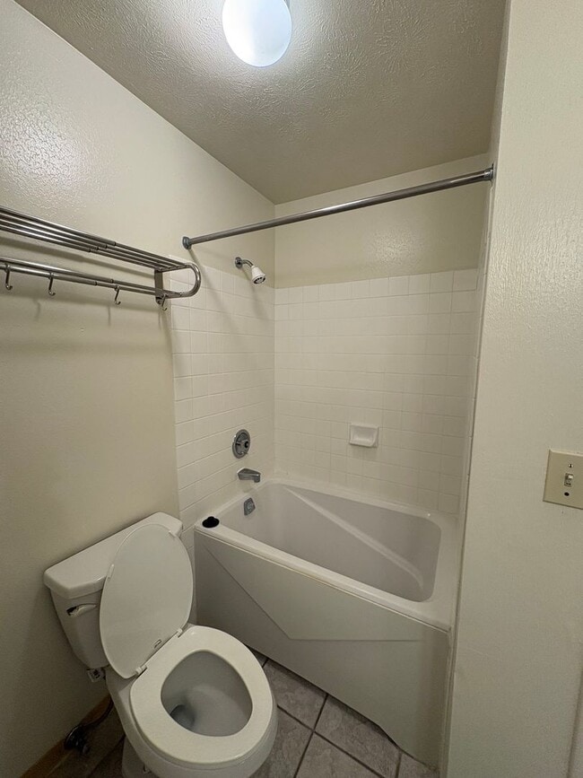 Building Photo - $3,000 / 2-BR / 2-BATH Townhouse with 1 parking Stall - HOKULANI IN KAILUA, 900 sq ft.