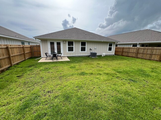 Building Photo - Beautiful 3 Bedroom, 2 Bath Pace Home avai...