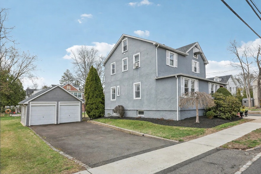 Dedicated Driveway - 131 Livingston Ave