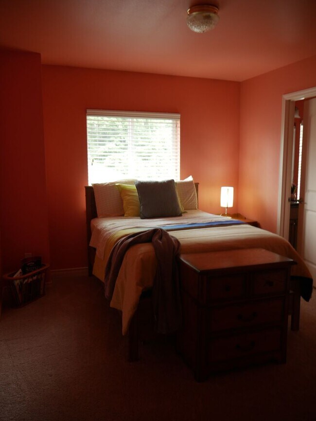 Building Photo - Beautiful, Fully Furnished, Maple Valley H...