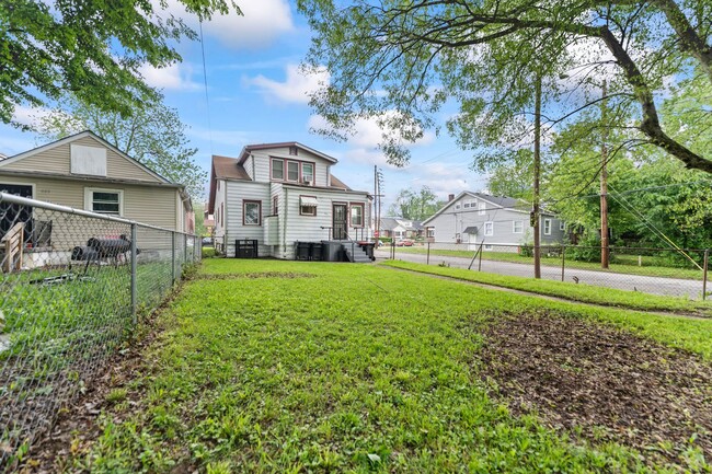 Building Photo - Welcome home to this Westend Beauty!