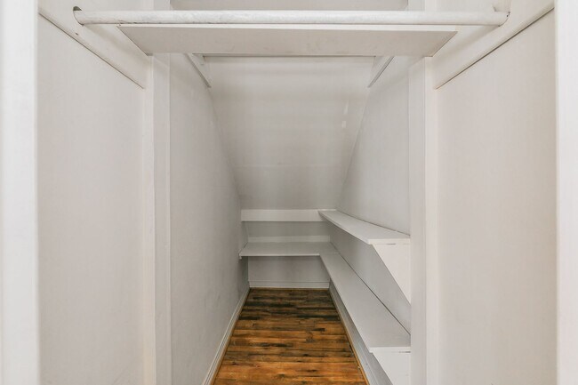 Building Photo - UPDATED 2 bedroom, 1 bathroom with 1 garage space