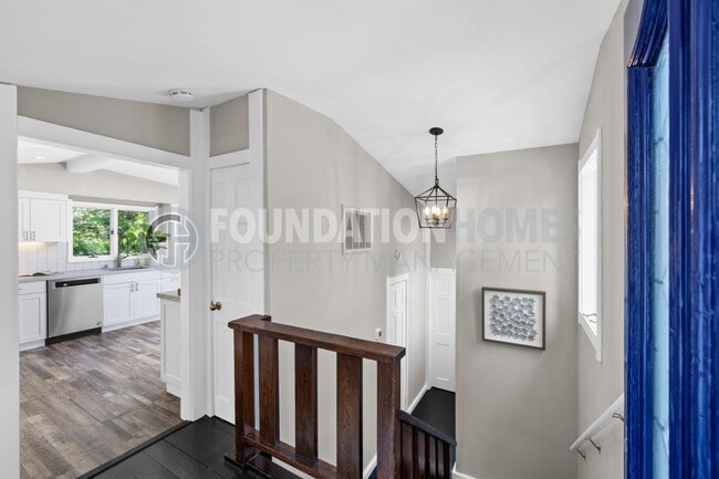 Building Photo - Charming 3 bed/2.5 bath in the heart of do...