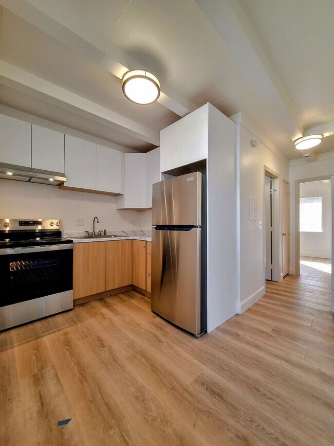 Building Photo - 1652 Crucero Dr