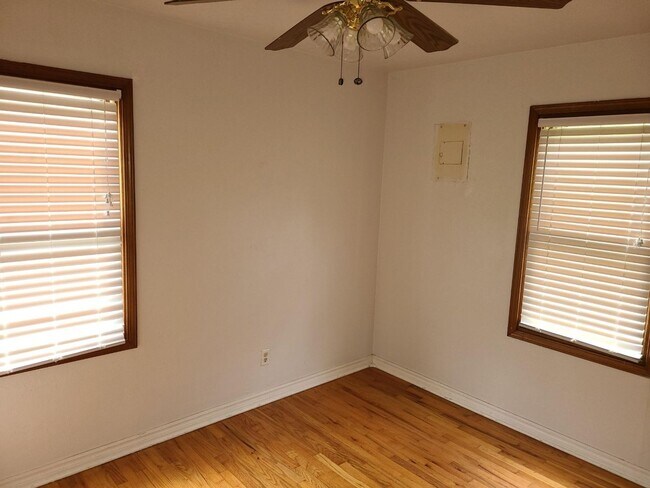 Building Photo - Updated, trendy and Ready for move in! 2 beds 1 bath, gas range, Park within walking distance!