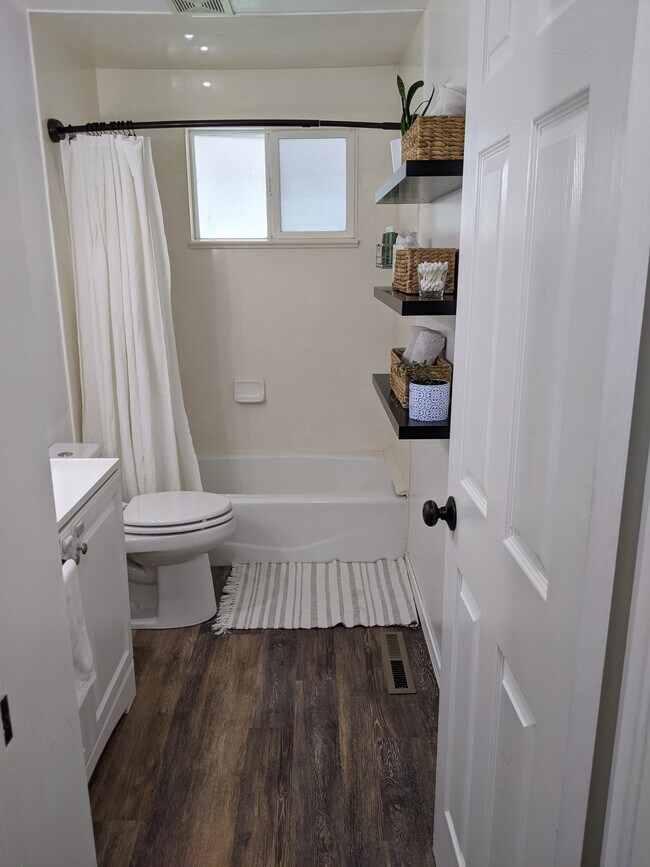 Upstairs Bathroom - 1820 N Afton Cir