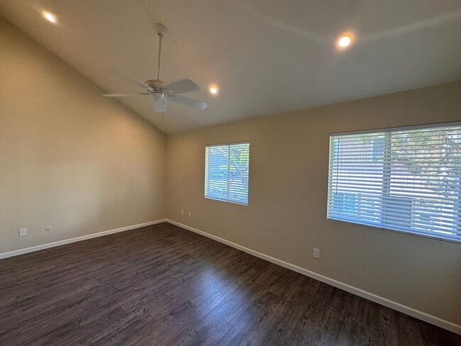 Building Photo - Spacious 4-Bedroom Townhome in Prime Clair...