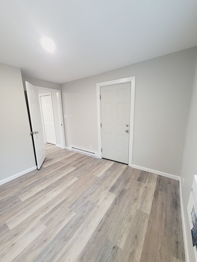 Building Photo - One-Bedroom Apartment for Rent Close to Downtown!