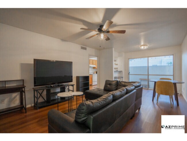 Building Photo - Discover this Lovely 1/1 Phoenix Condo!