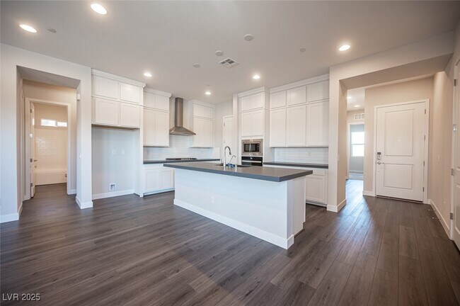 Building Photo - 117 Royal Cascade Ave