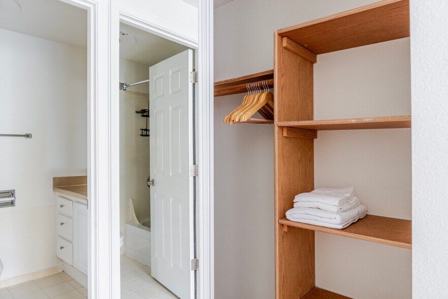 Building Photo - 15606 NE 40th St