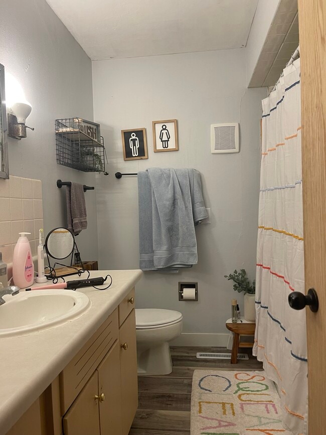 Bath 1 - 1228 Highland Ave