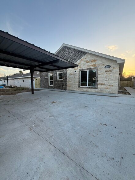 Building Photo - 3003 Carson St