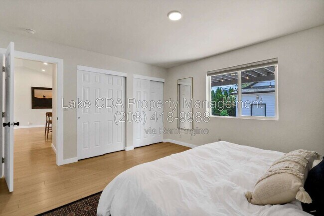 Building Photo - 2082 E Greenleaf Ln