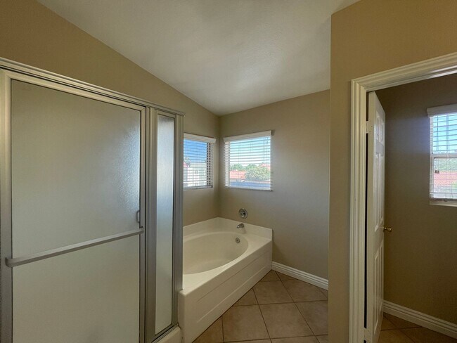 Building Photo - Lancaster 3 bedroom - AVAILABLE NOW!