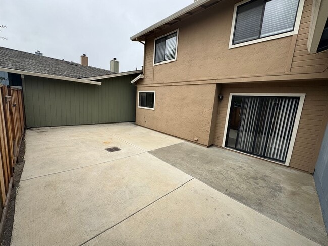 Building Photo - Welcome to your newly remodeled townhome!