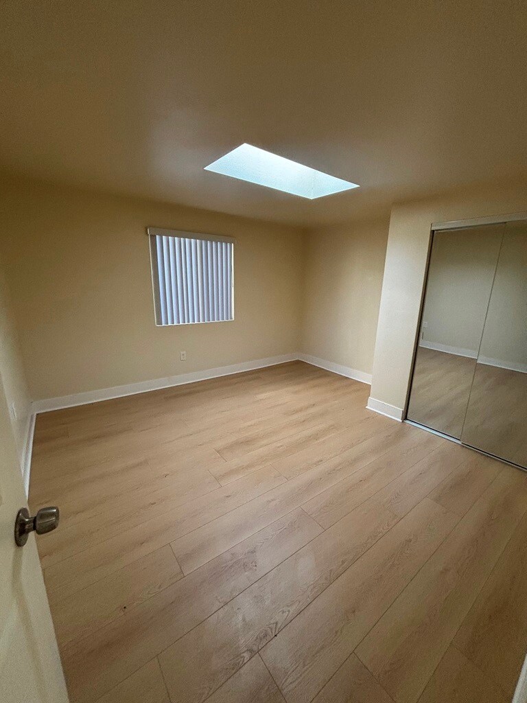 Building Photo - 1214 1/2 W 90th Pl