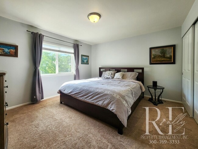 Building Photo - Spacious Silverdale Home with Large Fenced...