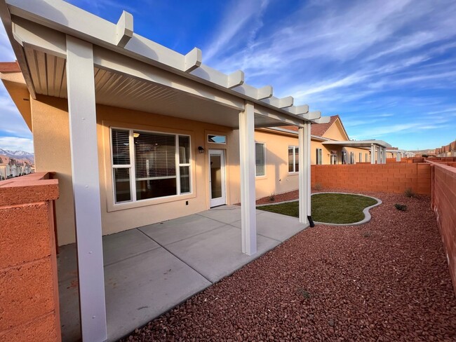 Building Photo - Townhome in Hurricane