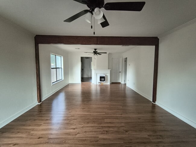Building Photo - 206 S Elm St