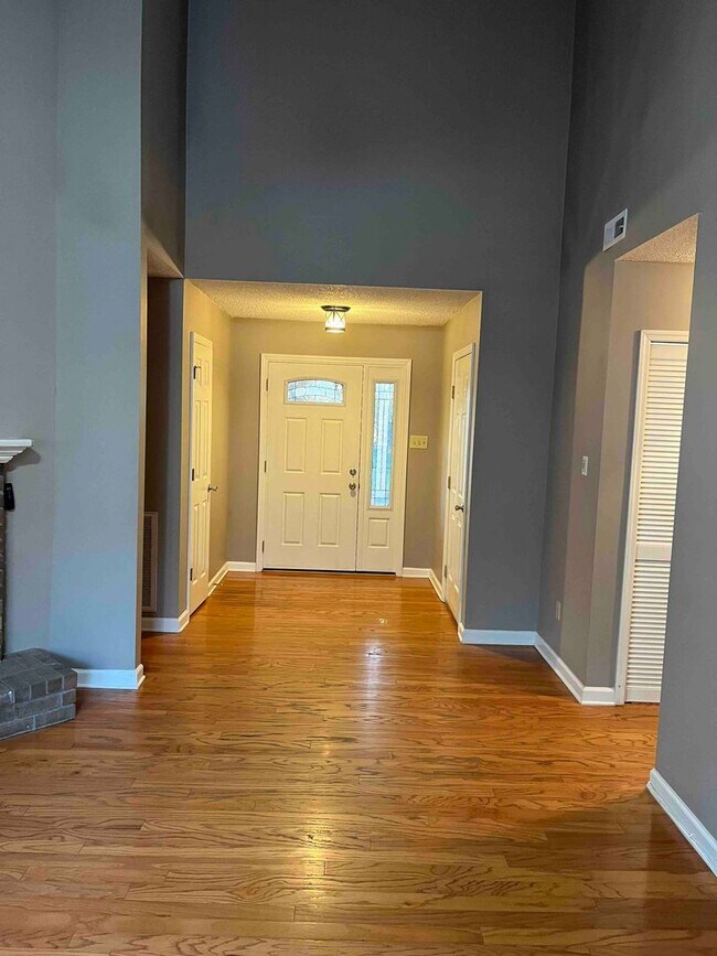 Building Photo - Knoxville 37922, 3 bedroom, 2 bath home with a lot of storage - Call Susan Niedergeses (865) 300-...