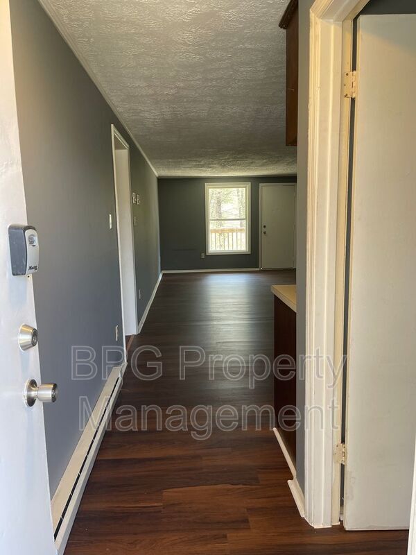 Building Photo - 123 Circle Dr