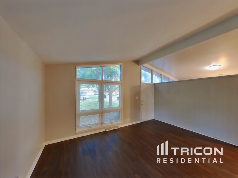 Building Photo - 30477 N Oak Grove Ave