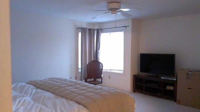 Building Photo - Woods Edge End Town Home with 2 Car Garage - Rent TBD