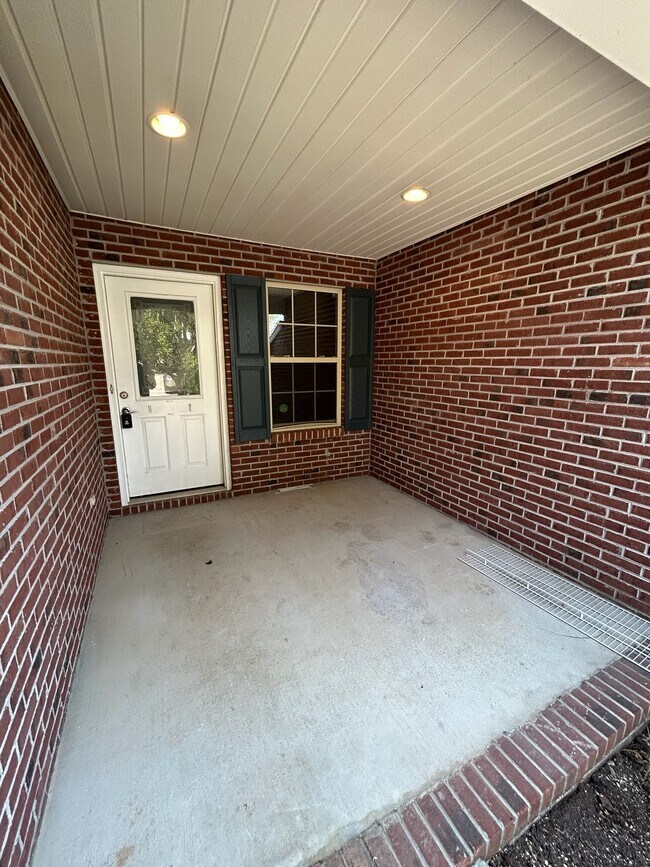 Building Photo - 5240 Avery Woods Ln