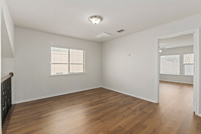 Building Photo - 3918 Woodbridge Way
